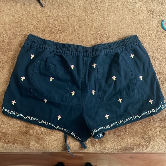 Large Navy Loft Running Shorts for Women with flower design - Picture 6 of 8